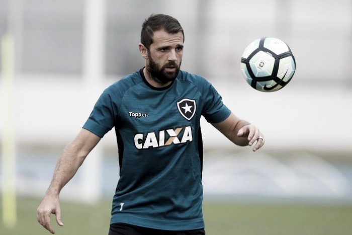 Após dois meses afastado por lesão, Montillo é relacionado para partida diante do Santos