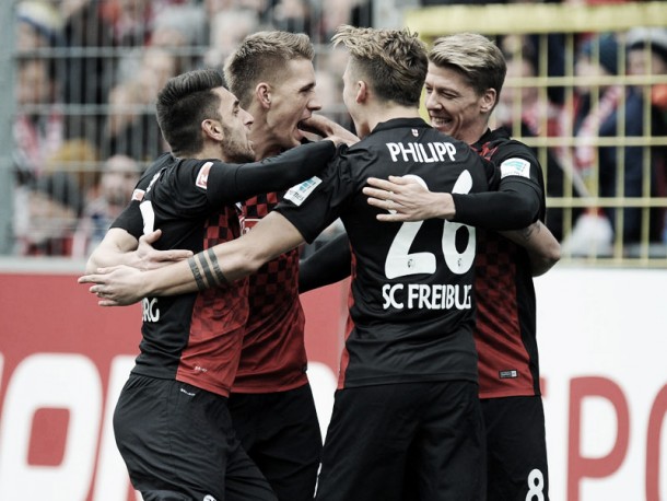 SC Freiburg 4-1 SC Paderborn 07: Perfect Petersen helps his side go top