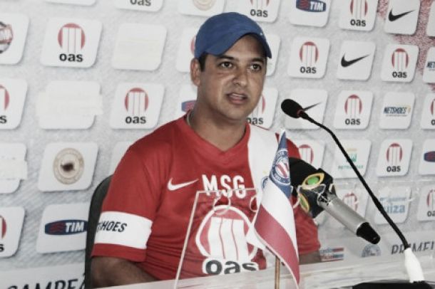 Marquinhos Santos elogia time, prevê evolução e destaca os “gringos”