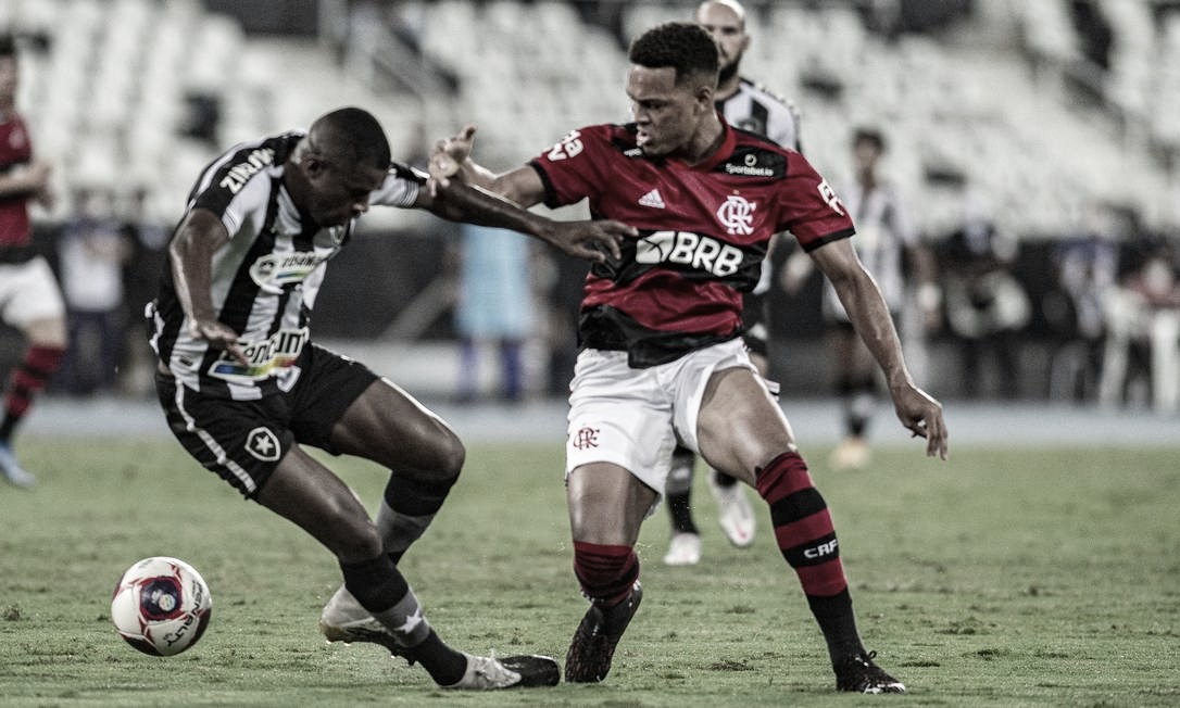 Flamengo vence clássico  e assume liderança; Botafogo perde invencibilidade