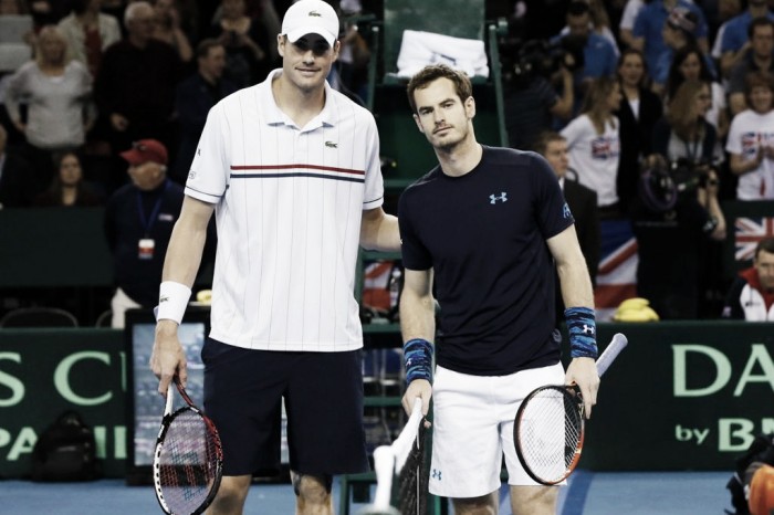 Andy Murray through to the last eight in Paris after straight sets win over John Isner