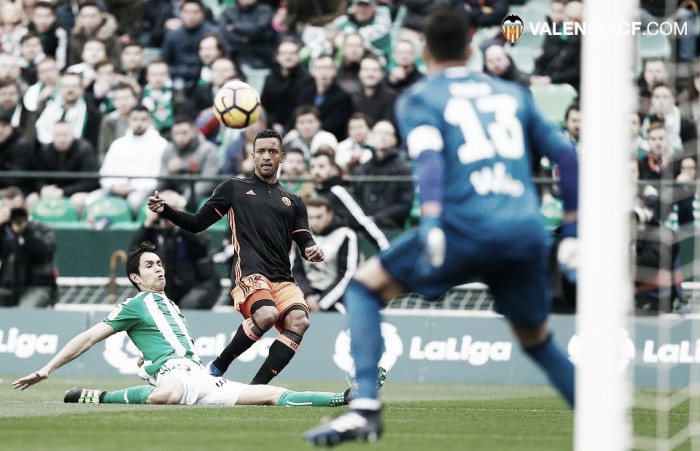 La ineficacia de Betis y Valencia firma un empate a nada