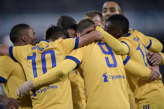 Napoli-Juventus: le pagelle bianconere. Douglas Costa immenso, Benatia un muro