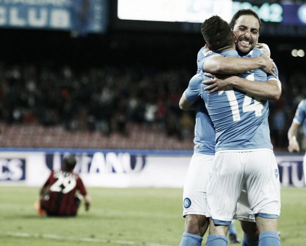 Com um a menos, Milan leva três gols em seis minutos do Napoli e completa cinco jogos sem vencer Com um a menos, Milan leva três gols em seis minutos do Napoli e completa cinco jogos sem vencer