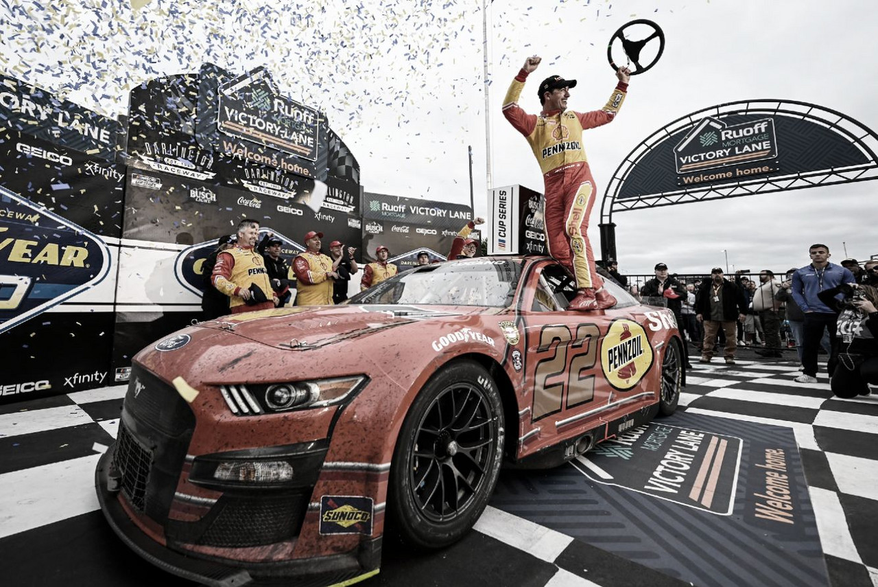 NASCAR Cup: Logano ganó con polémica en Darlington