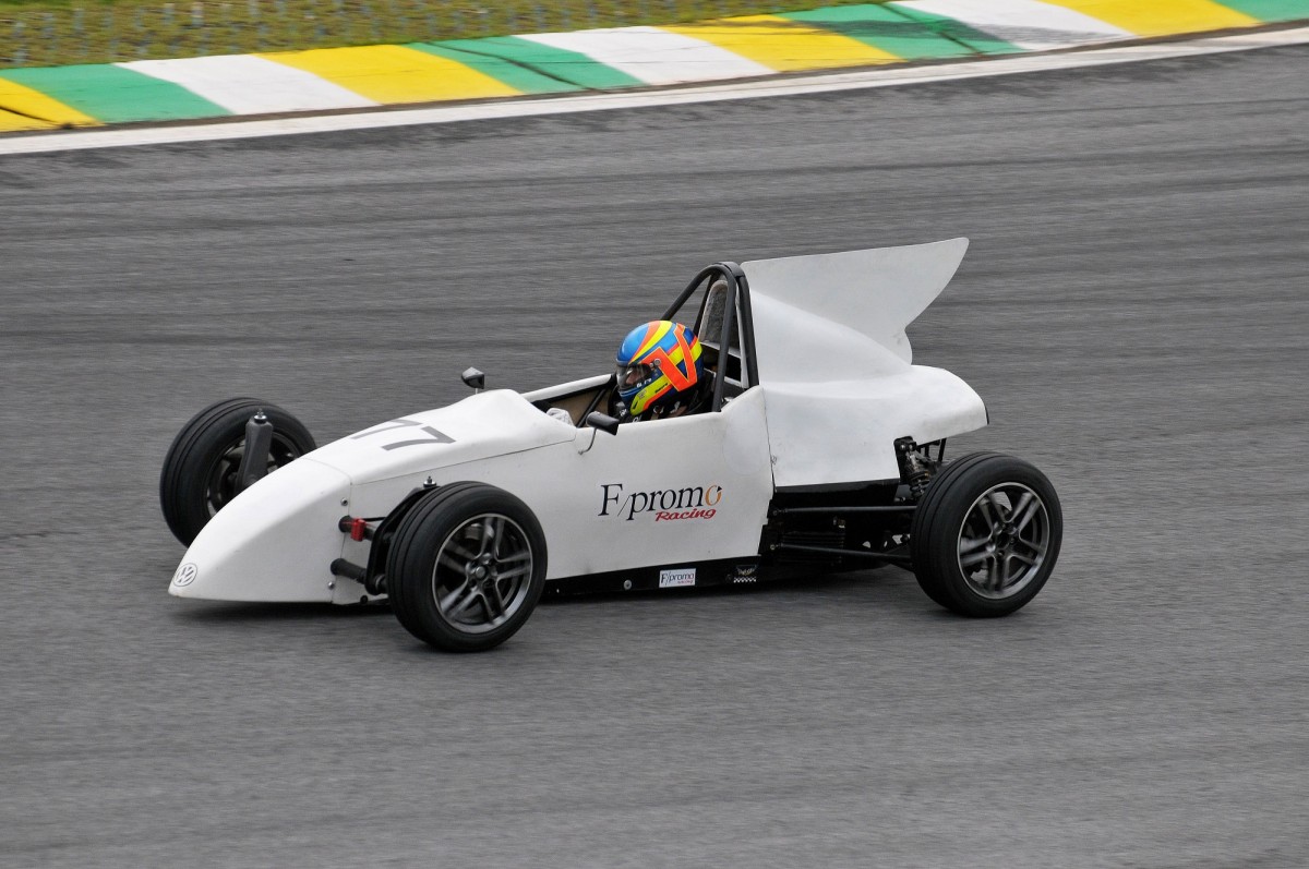 FVee lança novo carro, apoia projeto estudantil da Fórmula 1 e faz 2º campeonato virtual