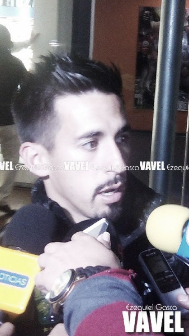 Fernando Navarro, frustrado por haberse lesionado