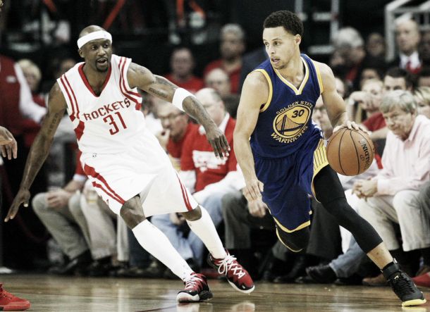 Stephen Curry dá um show, Warriors vence Rockets e fica a uma vitória das finais da NBA