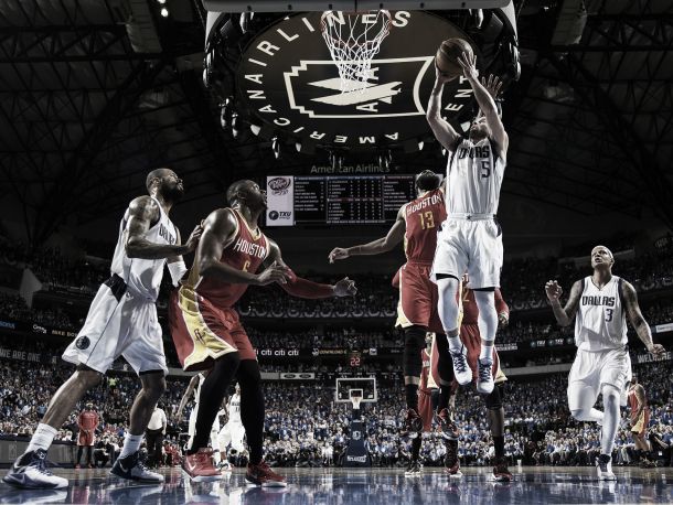 Dallas Mavericks bate Houston Rockets e segue na disputa dos playoffs da NBA