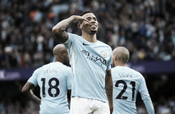 Jesus faz dois, De Bruyne brilha, e Manchester City 'pinta o sete' diante do Stoke
