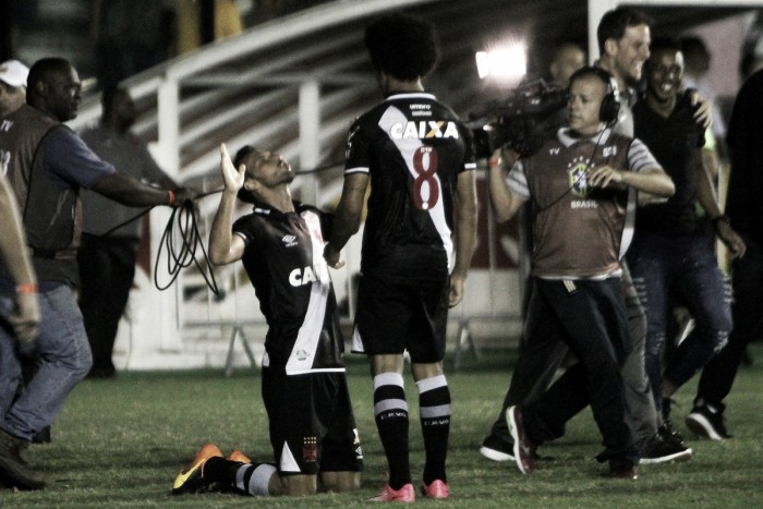 Em jogo eletrizante, Vasco vence Fluminense com gol de Nenê no último minuto