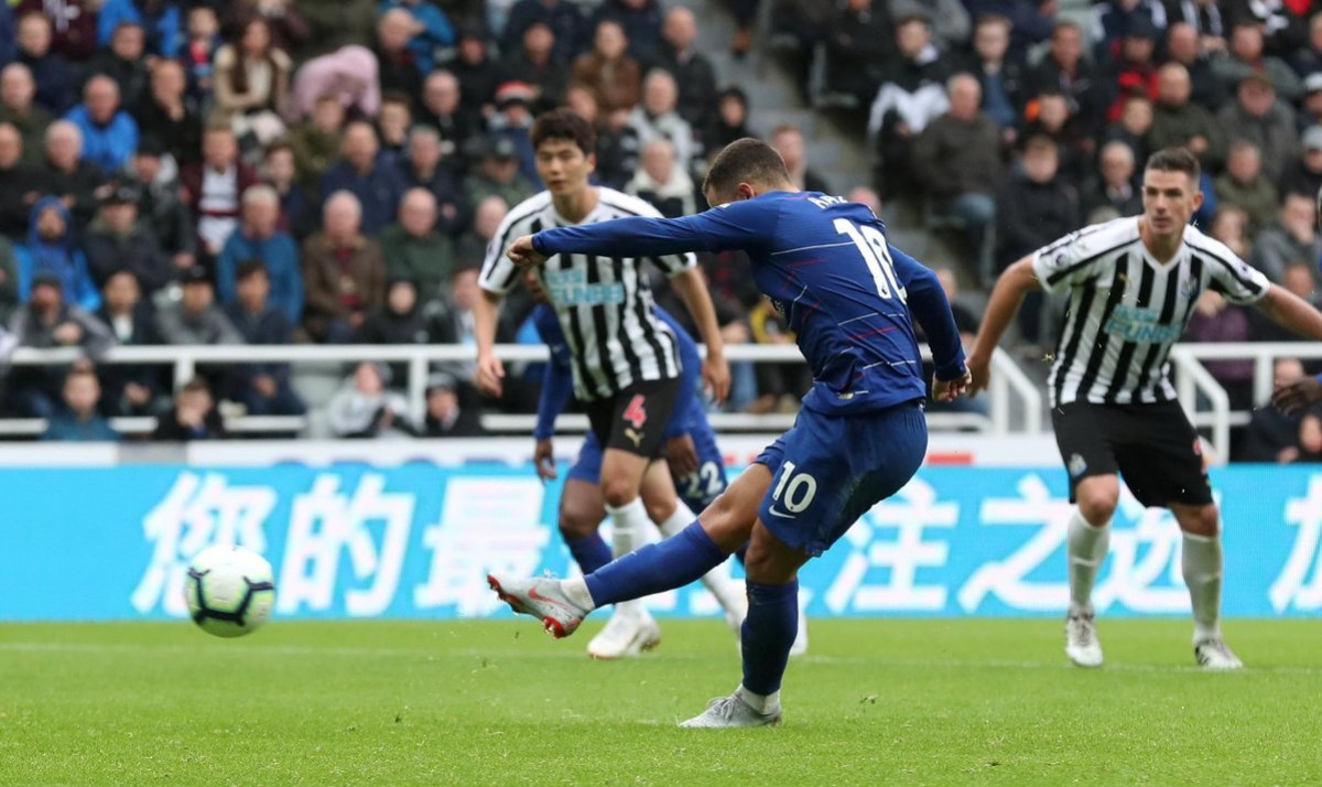 Premier League - Il Chelsea si salva a Newcastle, Sarri a punteggio pieno. Prima vittoria per il Fulham