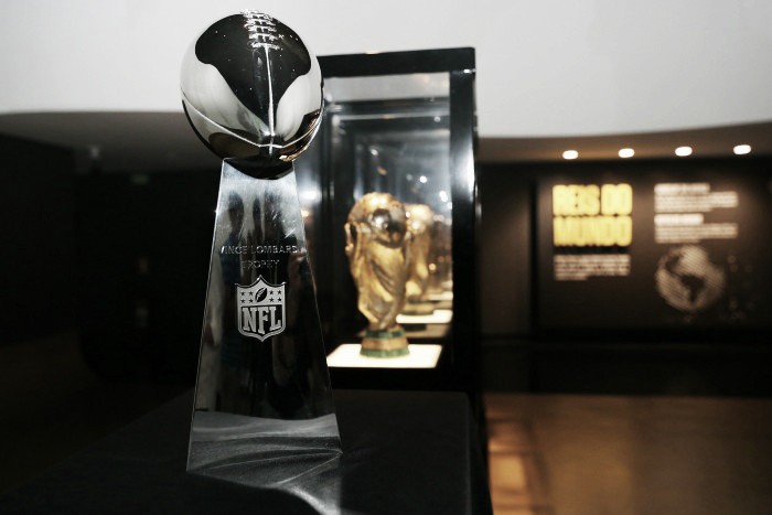 CBF e NFL promovem encontro das taças no Museu Seleção Brasileira