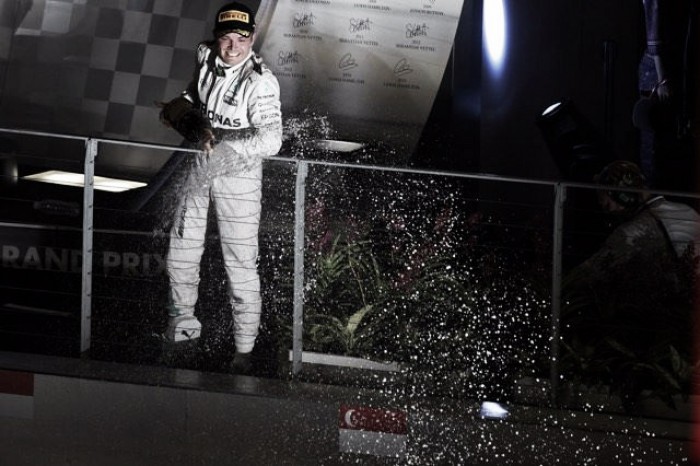 Nico Rosberg, nuevo líder del mundial, brilla bajo la noche de Singapur