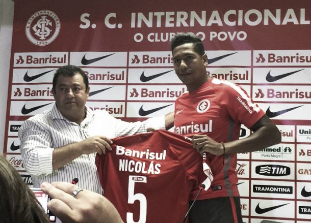 Ex-Peñarol, volante Nicolás Freitas é apresentado no Internacional e diz estar preparado