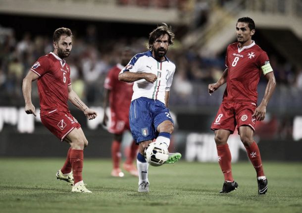 Itália bate Malta pelo placar mínimo com gol de mão do atacante Pellè