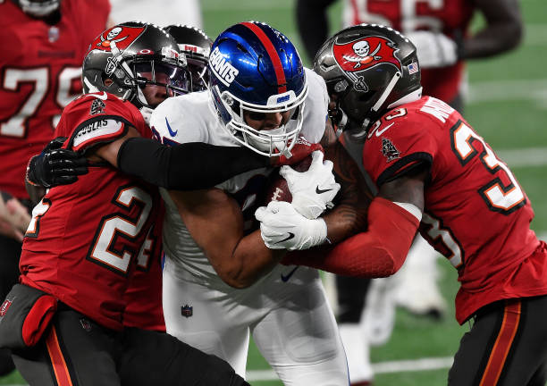 Giants slip to Bucs despite halftime lead as Brady completes comeback