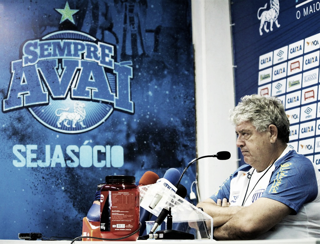 Geninho critica arbitragem após derrota do Avaí com gol polêmico: "Temos que começar a espernear" Geninho critica arbitragem após derrota do Avaí com gol polêmico: "Temos que começar a espernear"