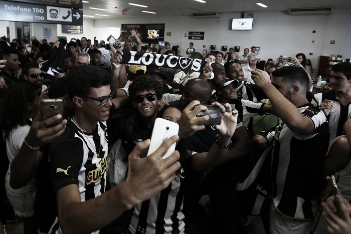 Recepcionado pela torcida, Botafogo desembarca no Espírito Santo para pré-temporada