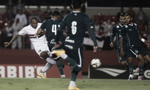 Luis Fabiano comemora gol e marca centenária em vitória do São Paulo