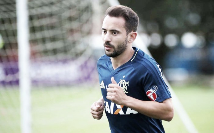 Éverton Ribeiro evita apontar favoritos em clássico pelo Carioca: "É um jogo à parte"