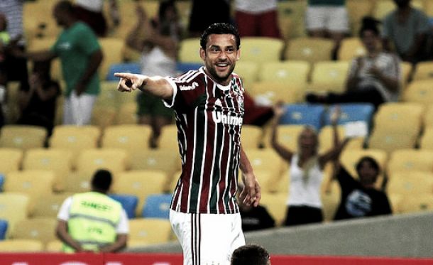 Sob olhar de Felipão, Fred deixa o gramado vaiado Sob olhar de Felipão, Fred deixa o gramado vaiado