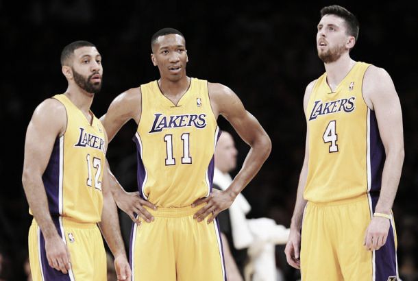 Depois de assinar com Boozer e Lin, Lakers renova com três