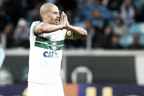 Às vésperas de duelo decisivo, Alex lamenta: "É triste ver Coritiba e Palmeiras assim"