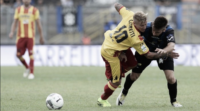 Serie B - Il Benevento tiene il passo di Frosinone e Verona: 2-1 al Latina
