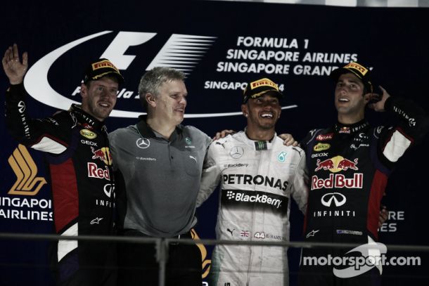 Rosberg abandona, Hamilton vence em Cingapura e assume liderança