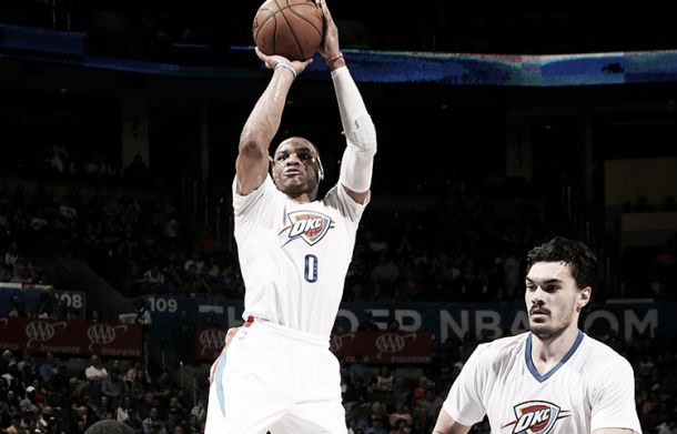 Resumen NBA: Westbrook acerca los playoffs a OKC y los Spurs asaltan Atlanta