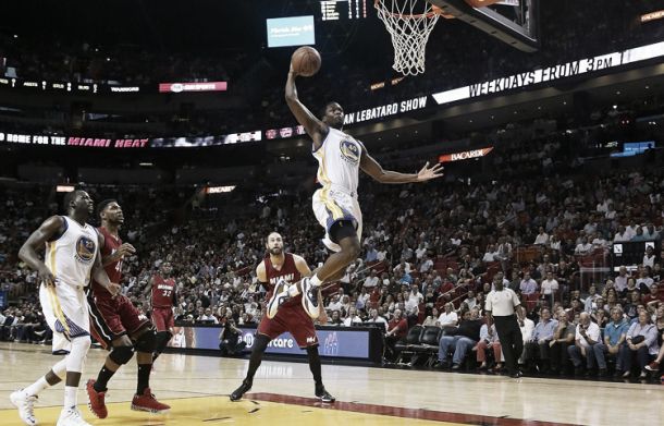 Resumen NBA: Los Warriors asaltan Miami y Chicago sucumbe ante los Nuggets