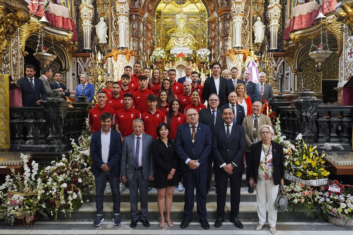 El Granada CF realiza la ofrenda floral a la Patrona