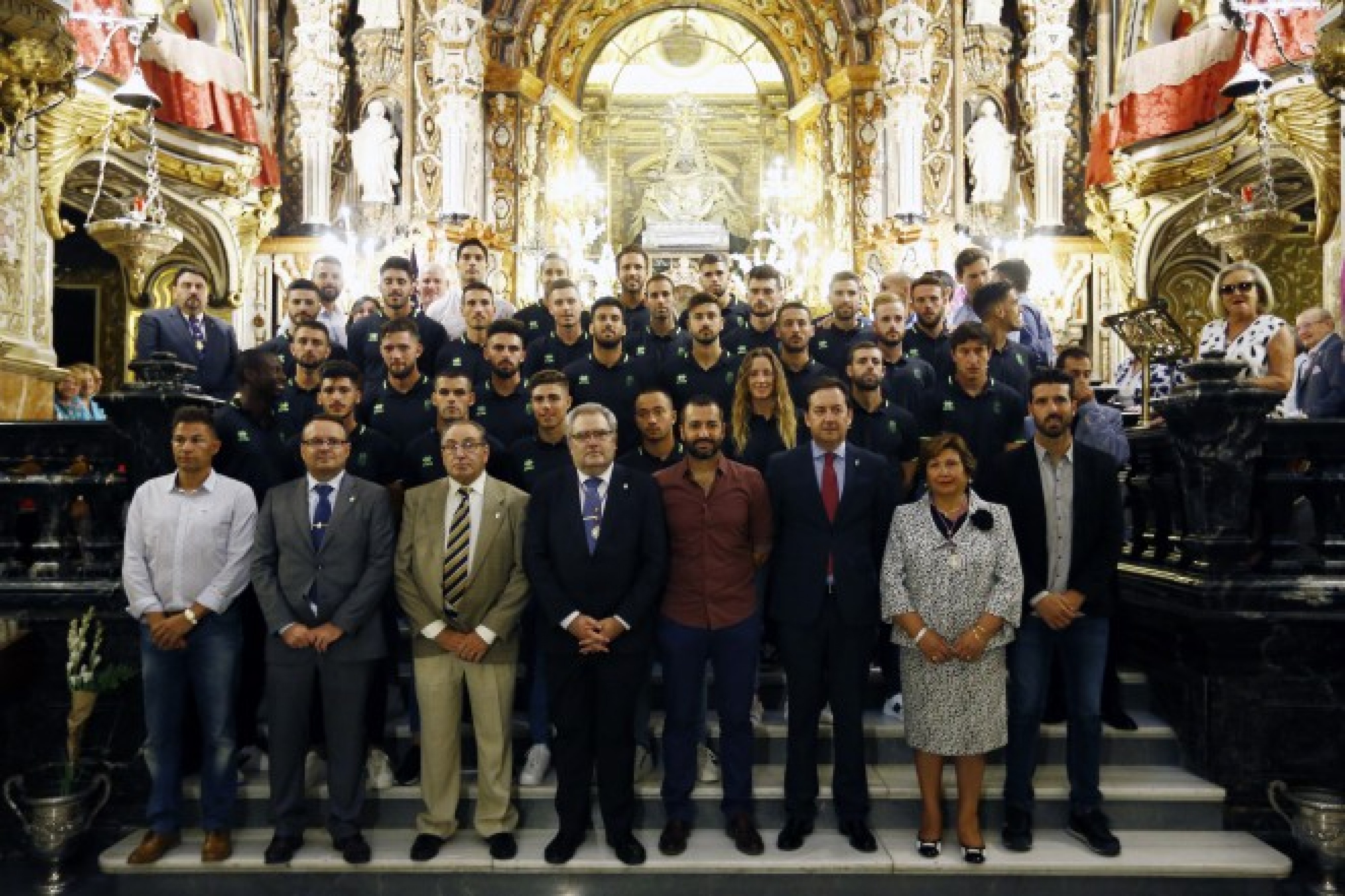 El Granada CF realiza la ofrenda floral a la Virgen de las Angustias