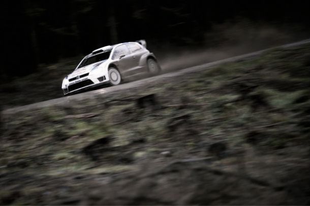 WRC - Rally Galles, giorno 1: Lotta Ogier-Latvala, dietro l'abisso