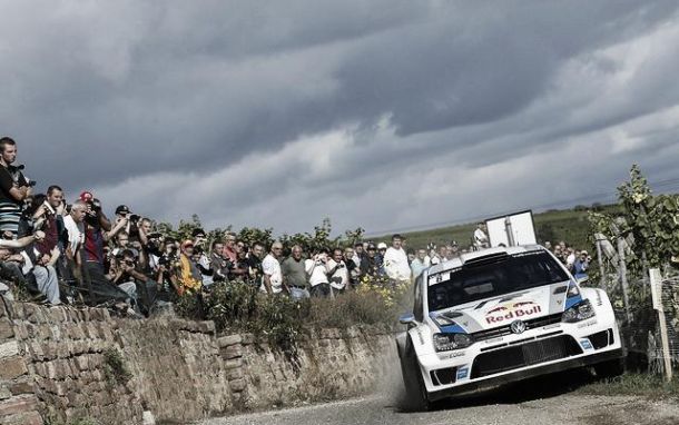 Ogier celebra el título ganando el Rally de Francia