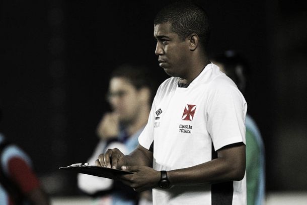 Substituto de Joel Santana, auxiliar Marcelo Salles destaca melhora do Vasco após mudanças