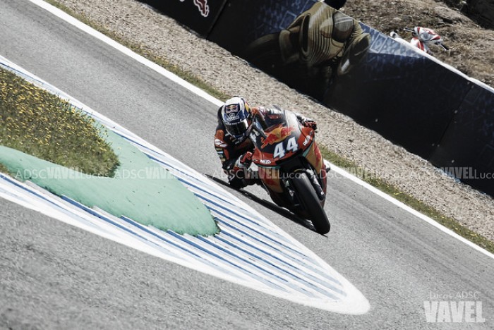 Oliveira prueba una MotoGP durante los test de KTM