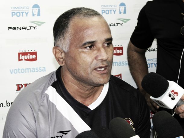 Oliveira Canindé é apresentado como novo técnico do Santa Cruz e pede o apoio da torcida