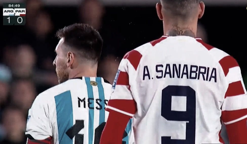 El polémico escupitajo de Sanabria a Messi