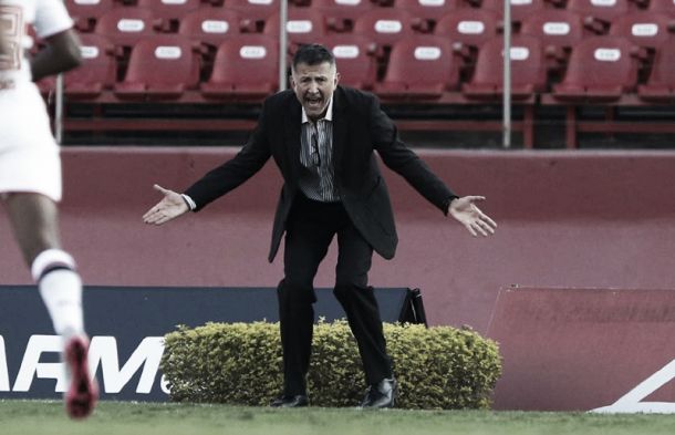 Osorio lamenta resultado negativo e explica troca tática: ''Era para evitar a bola aérea''