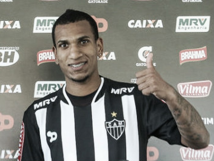 Venezuelano Otero é apresentado no Atlético-MG e diz ser admirador de Ronaldinho e Robinho