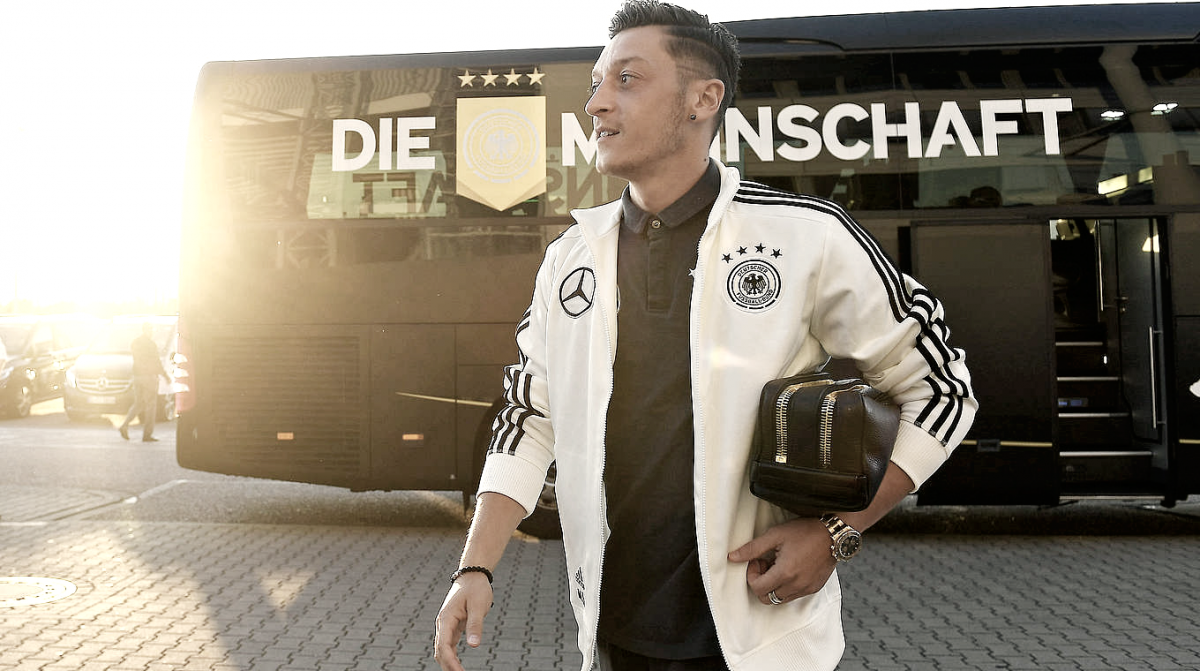 Özil renuncia a la selección de Alemania