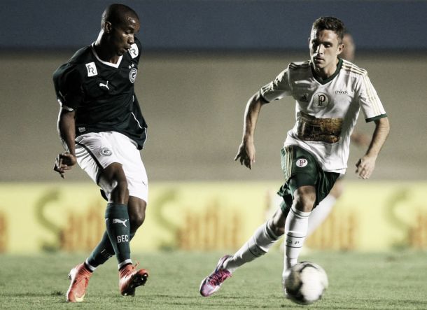 Goiás se aproveita de falhas defensivas e humilha Palmeiras no Serra Dourada