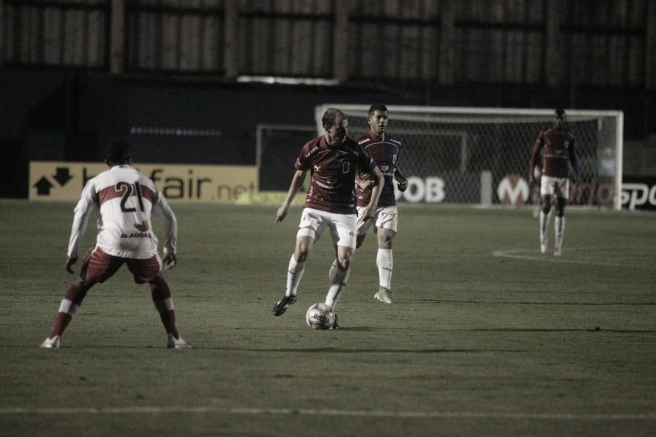 Paraná vence CRB e assume liderança da Série B Paraná vence CRB e assume liderança da Série B