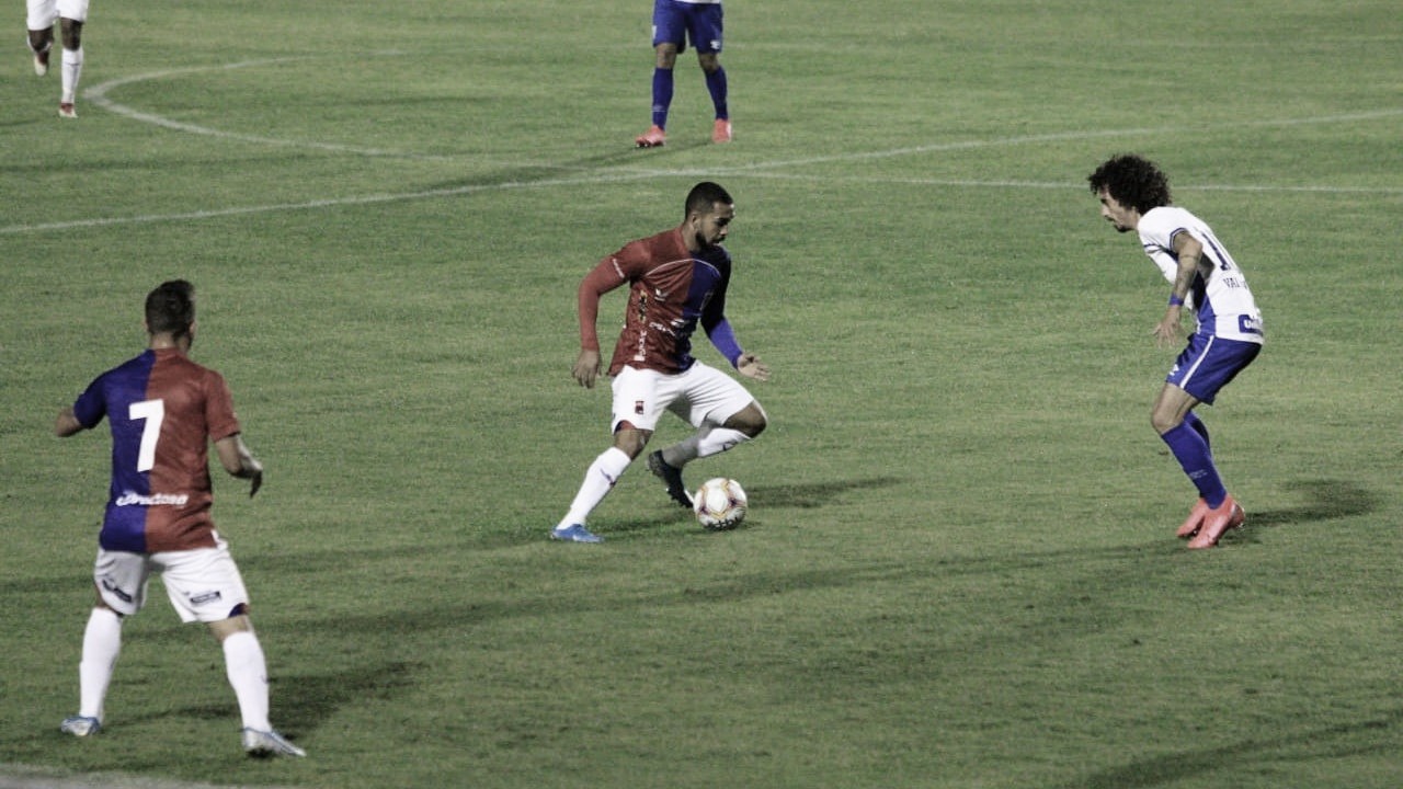 Paraná bate Avaí graças a gol contra e garante primeira vitória na Série B Paraná bate Avaí graças a gol contra e garante primeira vitória na Série B