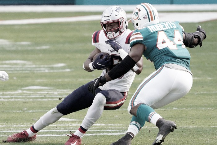 Los Dolphins eliminan a los
Patriots y siguen en zona de playoffs Los Dolphins eliminan a los
Patriots y siguen en zona de playoffs