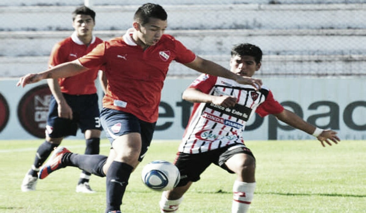 Las juveniles de Patronato, con el fixture en manos Las juveniles de Patronato, con el fixture en manos
