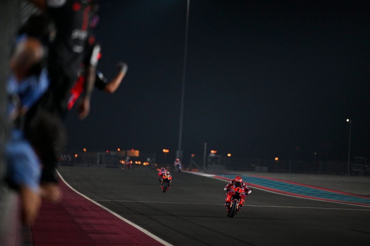 Cómo ha cambiado el GP de Qatar  de MotoGP en cuatro meses 