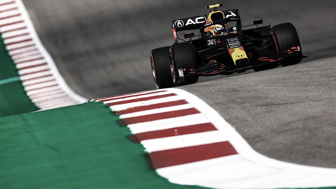 FP2 GP EEUU: Pérez lidera, el duelo Verstappen-Hamilton, arde